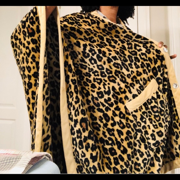 Soft cozy leopard print wrap - Picture 7 of 8